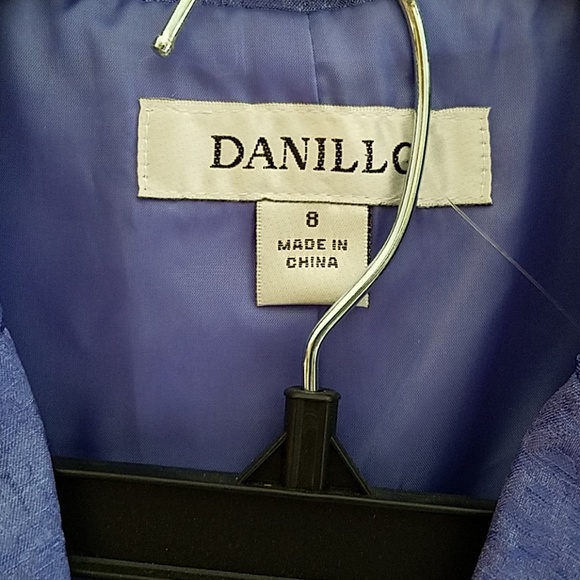 Woman's skirt suit - Picture 2 of 4